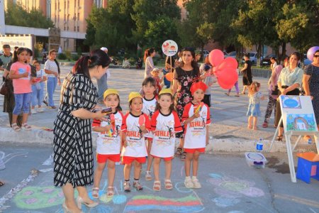 ZARAFSHON SHAHRIDA BOLALAR KUNI  MUNOSABATI BILAN 400 DAN ORTIQ BOLAJONLARGA MUZQAYMOQLAR ULASHILDI