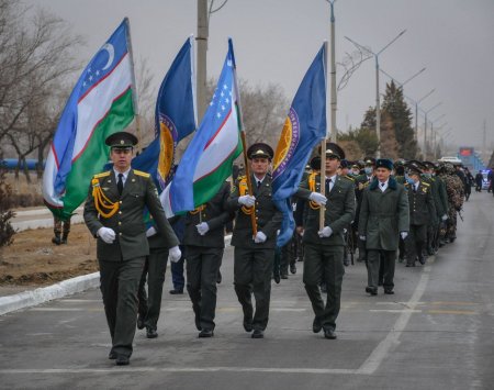 Байрам муносабати билан ҳарбийлар иштирокида байрамона саф юриши бўлиб ўтди.  Мазкур тадбирда шаҳар ҳокими ва сектор раҳбарлари иштирок этди