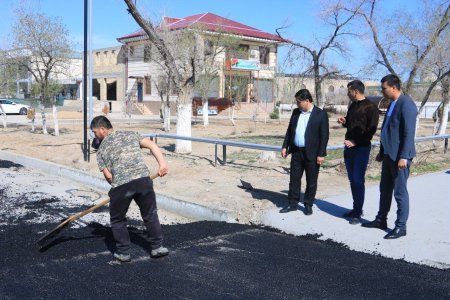 ISTIQLOL MAHALLASIDA ICHKI KO‘CHALARGA ASFALT YOTQIZILMOQDA