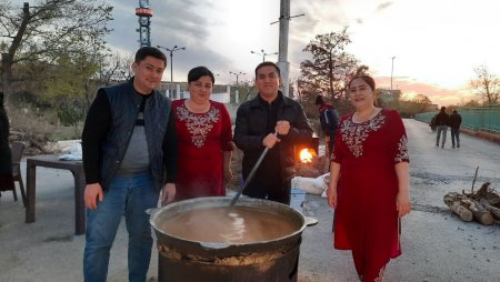 Zarafshon shahar Qizilqum stadioni old maydonida Sumalak sayli o‘tkazilmoqda