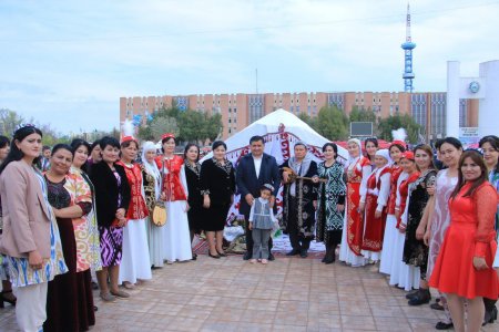 ZARAFSHON SHAHAR HOKIMLIGI OLD  MAYDONIDA O‘TKAZILGAN NAVRO‘Z SAYLIDA SHAHAR HOKIMI NAZIRBEK RAXMANOV SHAHAR MAKTABGACHA  TA'LIM TASHKILOTLARI TOMONIDAN TAYYORLANGAN KO‘RGAZMALAR BILAN TANISHDI