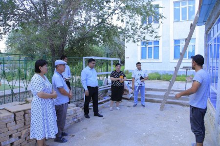 Bugun Zarafshon shahar hokimi Nazirbek Rahmanov  masʼullar ishtirokida  9-sonli umumiy oʻrta taʼlim maktabining taʼmirlash ishlari davom etayotgan oshxonasiga bordi.