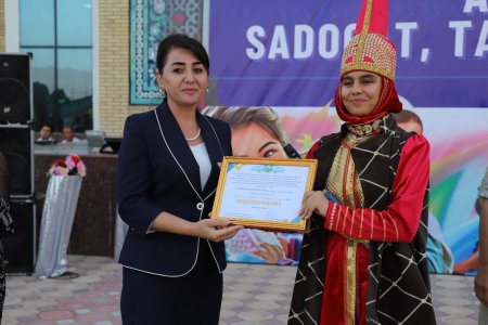 "Ayol-mehr, sadoqat, taraqqiyot timsoli" targ'ibot tadbiri davomida munosiblar taqdirlandi.