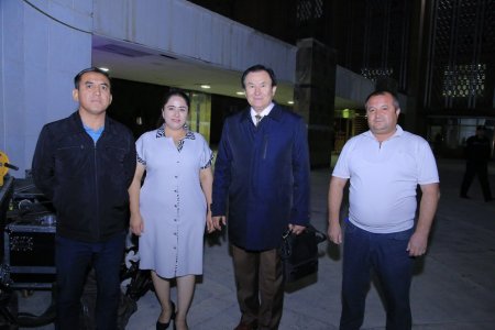 Zarafshon shahrida O‘zbekiston davlat filarmoniyasi "Navbahor" ashula va raqs ansamblining xonandalarining konsert dasturlaridan lavhalar.