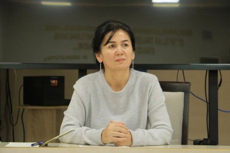 Zarafshon shahrida "Ayollar daftari"ning 5-bosqichiga kiritiladigan ehtiyojmand xotin-qizlarni aniqlash maqsadida o'tkazilayotgan xatlov jarayonlari  yuzasidan yig'ilish o'tkazildi.